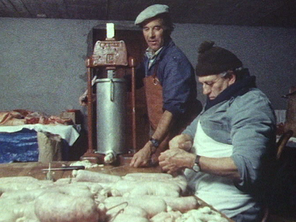 Fabrication de saucisses par le boucher de Liddes en 1987. [RTS]