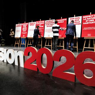Préparatifs de la conférence de presse lançant la campagne en faveur de la candidature de Sion aux Jeux olympiques d'hiver 2026. [Keystone - Olivier Maire]