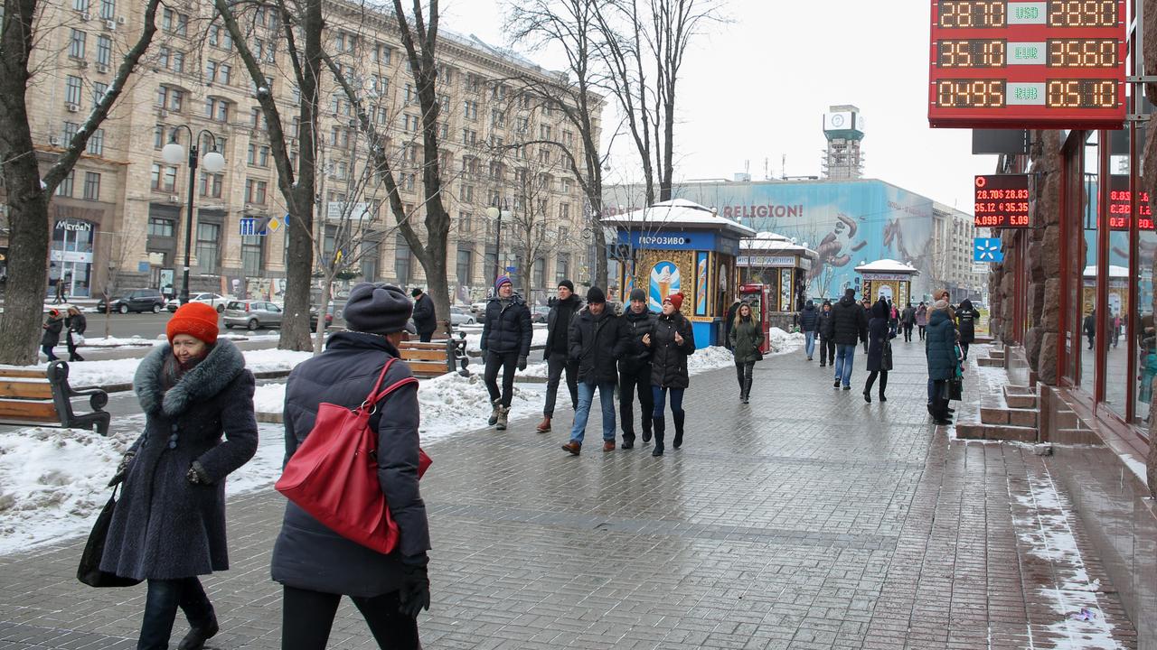 Des passants dans les rues de la capitale de l'Ukraine, Kiev, début janvier 2018. [AFP - Sergii Kharchenko / NurPhoto]