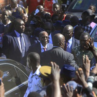 Le président du Zimbabwe Robert Mugabe a été renversé après 37 ans de règne. On le voit ici arriver à un bureau de vote d'Harare, alors que le peuple doit se choisir un nouveau dirigeant. [AP Photo - Tsvangirayi Mukwazhi]