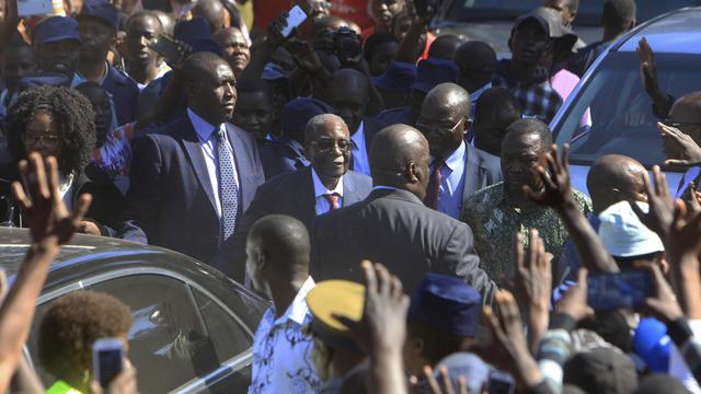 Le président du Zimbabwe Robert Mugabe a été renversé après 37 ans de règne. On le voit ici arriver à un bureau de vote d'Harare, alors que le peuple doit se choisir un nouveau dirigeant. [AP Photo - Tsvangirayi Mukwazhi]