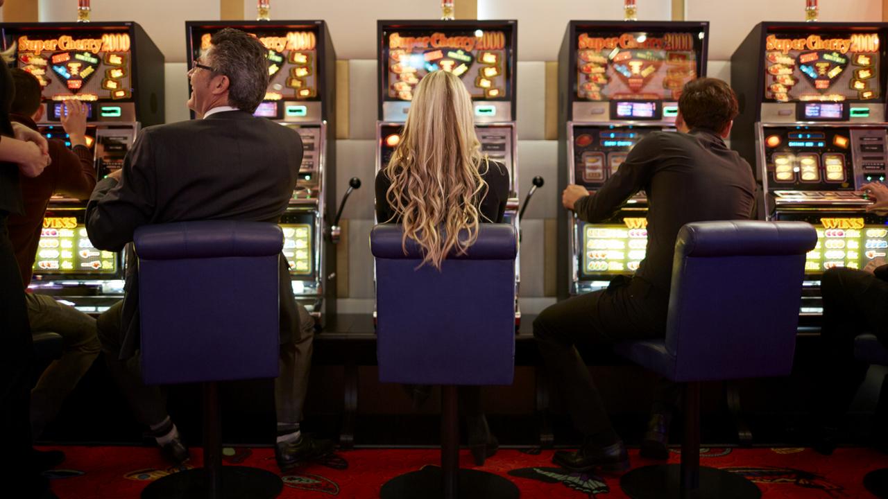 Des joueurs devant les bornes du Casino de Zurich. (image d'illustration) [Keystone - Gaetan Bally]
