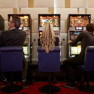 Des joueurs devant les bornes du Casino de Zurich. (image d'illustration) [Keystone - Gaetan Bally]