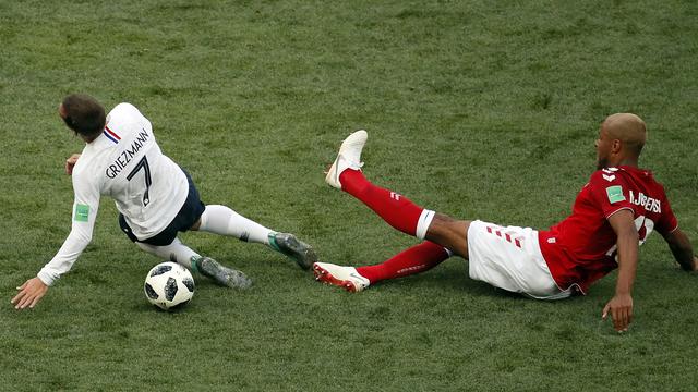 Antoine Griezmann à la lutte avec Mathias Jorgensen. [KEYSTONE - Yuri Kochetkov]