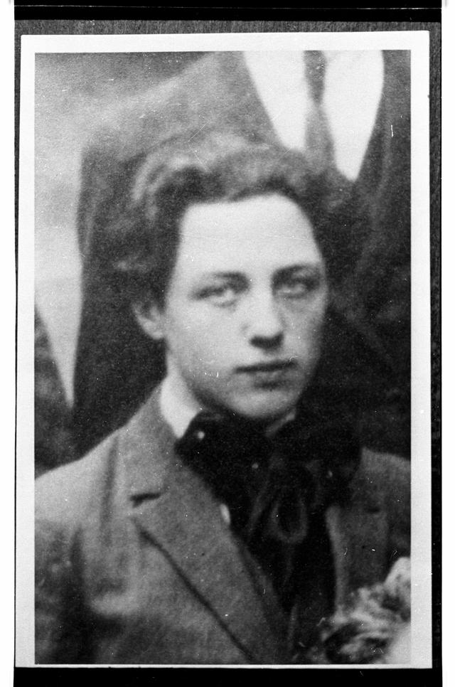 Robert Gilbert-Lecomte, beau comme un enfant. [Marc Garanger/Aurimages/AFP - Collection Mediatheque Elisabeth et Roger Vailland, Bourg en Bresse.]