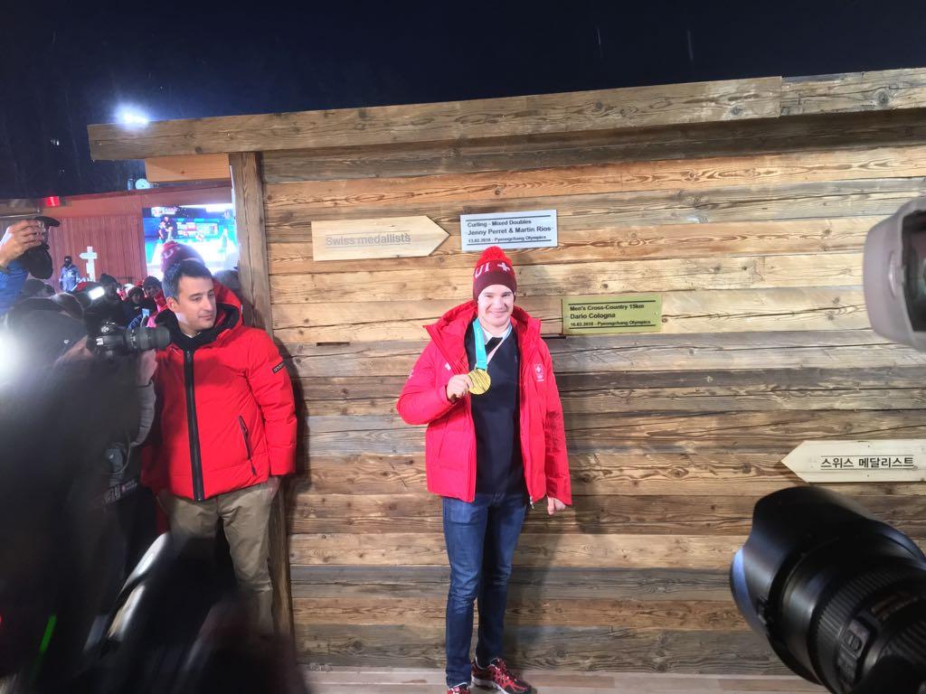 Dario Cologna a présenté sa médaille avant d'accrocher sa plaque au mur. [Galaud]