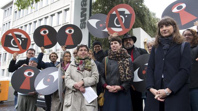 Lisa Mazzone et Rebecca Ruiz lors du lancement de la campagne contre la surveillance des assurés. [Keystone - Laurent Gillieron]