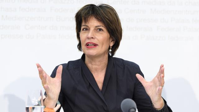 Doris Leuthard face à la presse, le 2 juillet 2018. [Keystone - Anthony Anex]