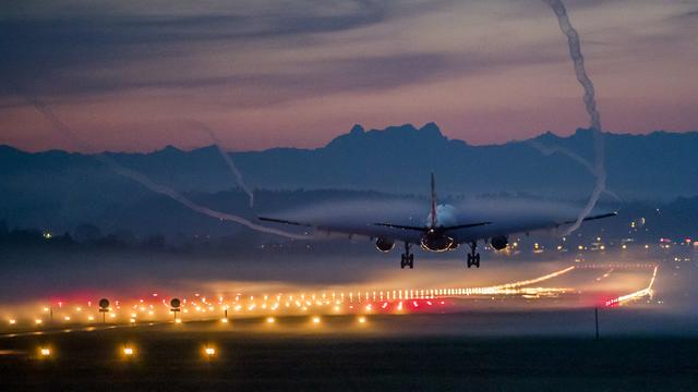 Un avion atterrit à l'aéroport de Zurich en avril 2018. [Keystone - Christian Merz]