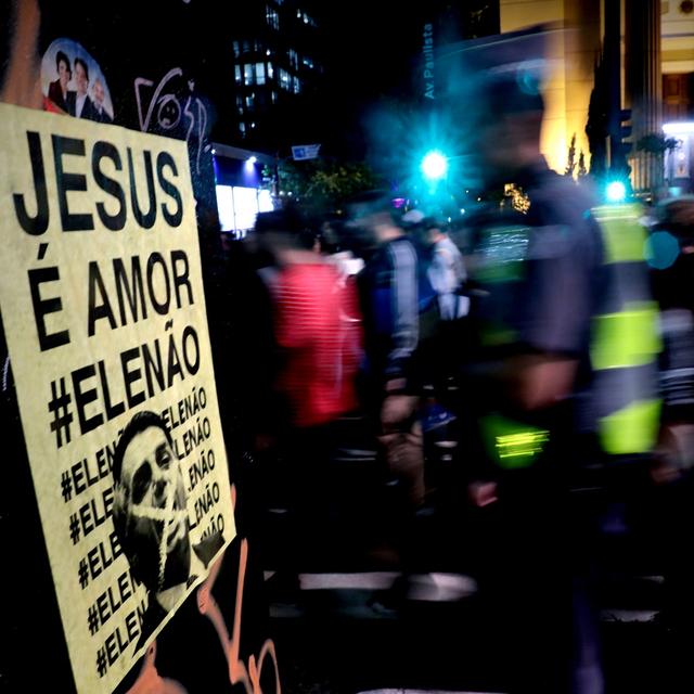 Les violences sont nombreuses dans les rues du Brésil après le premier tour de la présidentielle. [EPA/Keystone - Fernando Bizerra]