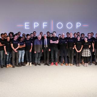 L'équipe d'EPFLoop, en compagnie du président de l'EPFL Martin Vetterli. [EPFL - Alain Herzog]