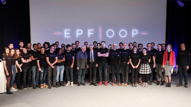 L'équipe d'EPFLoop, en compagnie du président de l'EPFL Martin Vetterli. [EPFL - Alain Herzog]