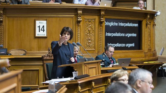 Doris Leuthard lors des questions sur CarPostal mercredi au National. [Keystone - Peter Klaunzer]