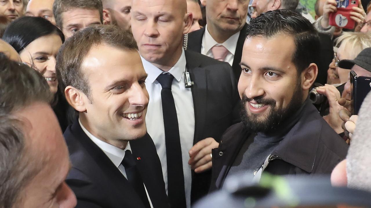 Alexandre Benalla (à droite) en compagnie d'Emmanuel Macron (à gauche), au Salon de l'agriculture à Paris en février 2018. [EPA AFP POOL - LUDOVIC MARIN]