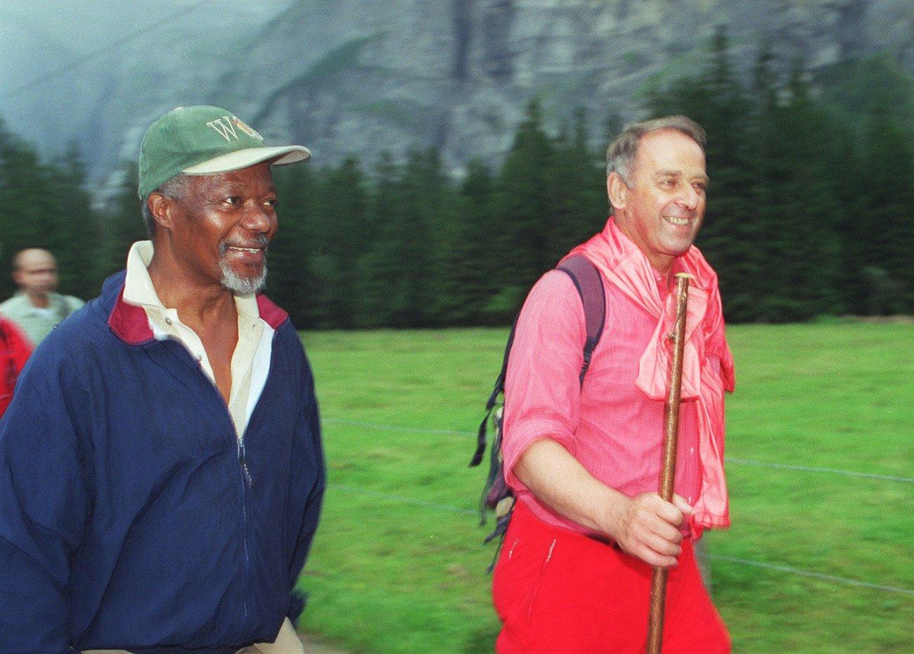 L'ancien conseiller fédéral Adolf Ogi et Kofi Annan lors d'une randonnée à Kandersteg en 2000. [Keystone - Arthur Sieber]