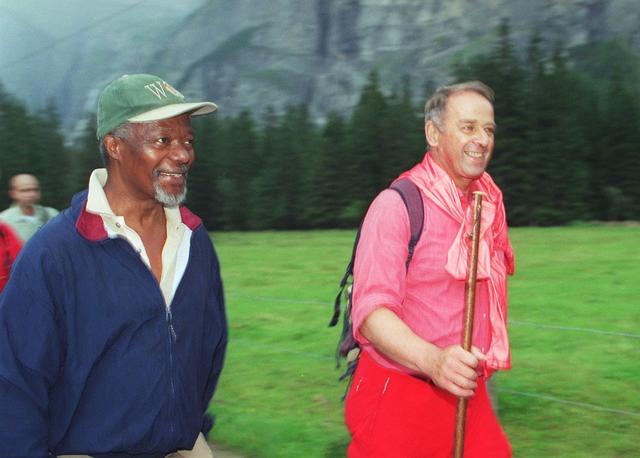 L'ancien conseiller fédéral Adolf Ogi et Kofi Annan lors d'une randonnée à Kandersteg en 2000. [Keystone - Arthur Sieber]