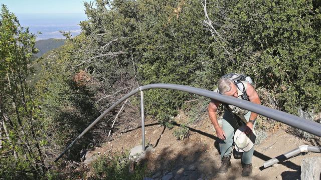 Gary Earney inspecte l'un des tuyaux permettant à Nestlé de puiser l'eau de la forêt de San Bernardino, ici en 2015. [Keystone - Jay Calderon/The Desert Sun via AP]