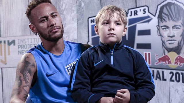 Neymar avec son fils Davi Lucca sur les genoux. [Miguel Schincariol]