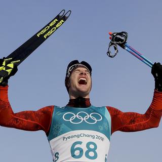 Dario Cologna laisse éclater sa joie après avoir remporté sa 4e médaille d'or olympique. [Keystone - Kirsty Wigglesworth]