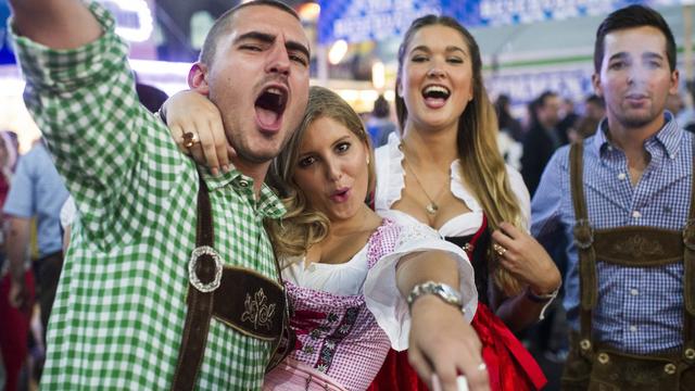 Des visiteurs habillés en dirndl et lederhosen à l'Oktoberfest de Zurich. [Keystone - Ennio Leanza]