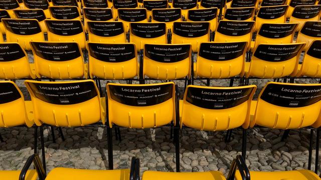 Les fameuses chaises jaunes et noires de la Piazza Grande à Locarno. [RTS - Andréanne Quartier-la-Tente]