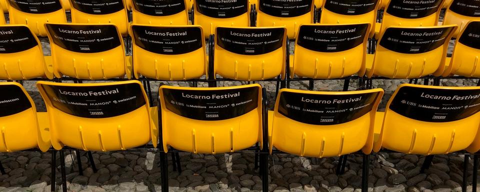 Les fameuses chaises jaunes et noires de la Piazza Grande à Locarno. [RTS - Andréanne Quartier-la-Tente]