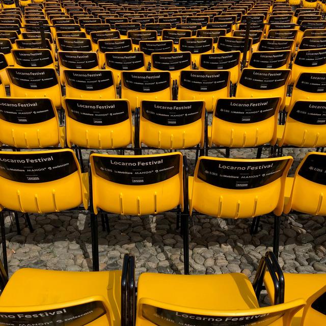 Les fameuses chaises jaunes et noires de la Piazza Grande à Locarno. [RTS - Andréanne Quartier-la-Tente]