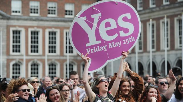 Des partisans du oui à l'avortement accueillent la victoire à Dublin. [Keystone - EPA/Aidan Crawley]