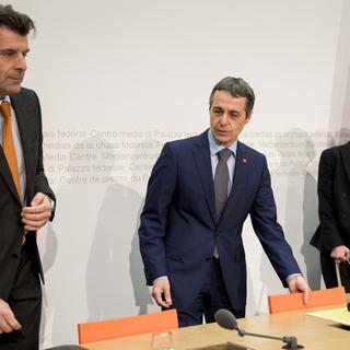 De gauche à droite: le responsable désigné des négociations avec l'UE, Roberto Balzaretti, le conseiller fédéral Ignazio Cassis et la Secrétaire d'Etat Pascale Baeriswyl. [Keystone - Christian Merz]