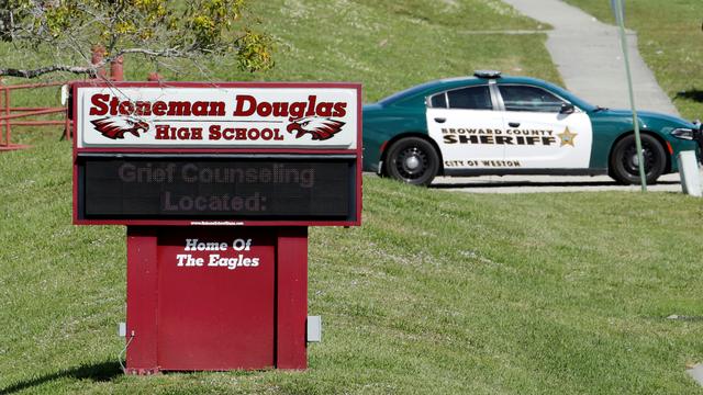 Un message de deuil sur le panneau d'affichage de la Stoneman Douglas High School, où a eu lieu la fusillade. [Reuters - Jonathan Drake]