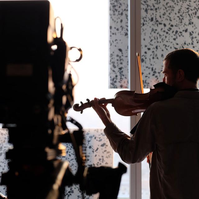Le film "Ostinato" de la réalisatrice et productrice Raphaëlle Régnier retrace l'itinéraire de vie singulier du violoniste Tedi Papavrami. [DR]