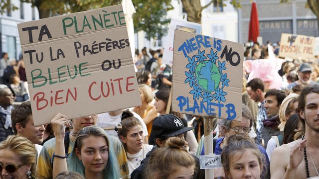 Plusieurs milliers de personnes avaient défilé mi-octobre dans les rues de Genève lors de la Marche pour le climat. [Keystone - Salvatore Di Nolfi]