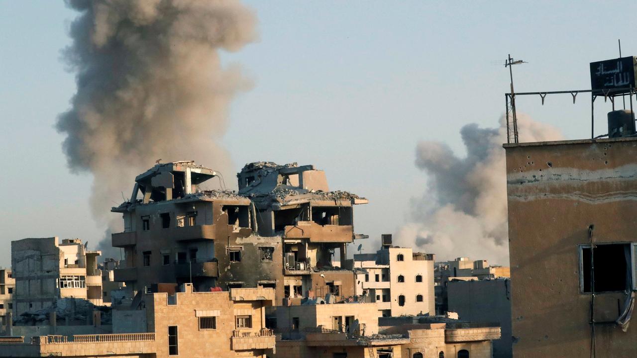 De la fumée s'échappe sur Raqqa, en Syrie, après une frappe aérienne menée par la coalition internationale sur des positions du groupe EI. [REUTERS - Erik De Castro]