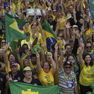 Des supporters du candidat à la présidentielle brésilienne Jair Bolsonaro dans les rues de Brasilia. [AP/Keystone - Eraldo Peres]