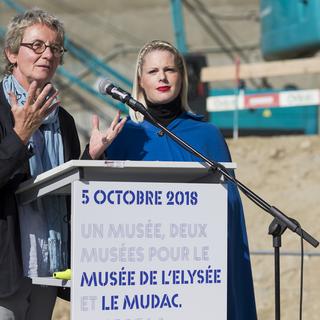 Chantal Prod’Hom, directrice du mudac (gauche) et Tatyana Franck directrice du Musée de l'Elysée (droite) ce vendredi, 5 octobre 2018 à Lausanne. [KEYSTONE - Cyril Zingaro]