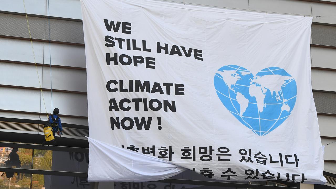 Une banderole de Greenpeace déployée lors de la session des experts du Giec sur le climat. [AFP - Jung Yeon-Je]