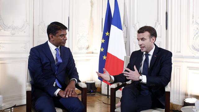 Emmanuel Macron a rencontré le futur directeur de Novartis Vasant Narasimhan. [AP Photo/Keystone - Thibault Camus]