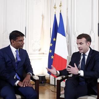 Emmanuel Macron a rencontré le futur directeur de Novartis Vasant Narasimhan. [AP Photo/Keystone - Thibault Camus]