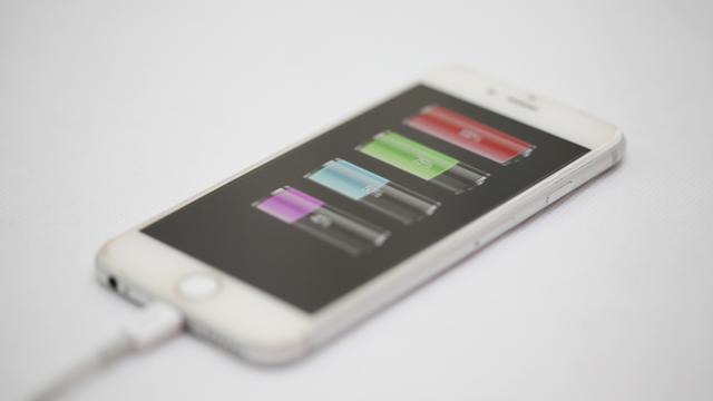 Un téléphone portable iPhone en cours de chargement. [afp - Chang zhongzheng]