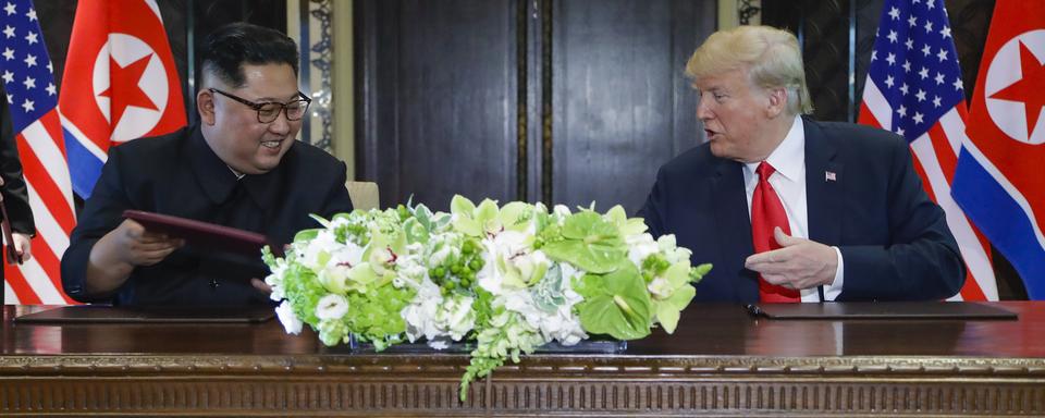 Le leader nord-coréen Kim Jong-un et le président américain Donald Trump lors de leur rencontre à Singapour. [Keystone - Evan Vucci - AP Photo]