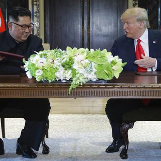 Le leader nord-coréen Kim Jong-un et le président américain Donald Trump lors de leur rencontre à Singapour. [Keystone - Evan Vucci - AP Photo]
