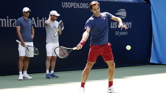 Roger Federer en entraînement à New York, le 24 août. [Keystone - Jason Szenes - EPA]
