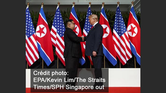 Poignée de main historique entre Kim-Jong-un et Donald Trump le 12 juin 2018 à Singapour. [EPA/Kevin Lim/The Straits Times/SPH Singapore out - Kevin Lim]