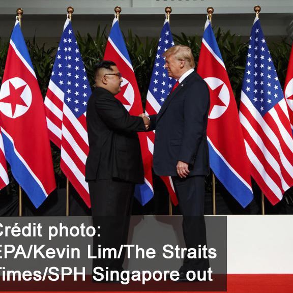 Poignée de main historique entre Kim-Jong-un et Donald Trump le 12 juin 2018 à Singapour. [EPA/Kevin Lim/The Straits Times/SPH Singapore out - Kevin Lim]