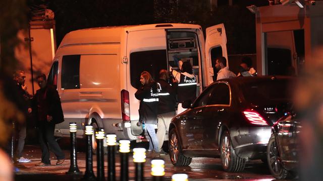 Les enquêteurs turcs quittent la résidence du consul saoudien à Istanbul après une perquisition, tôt jeudi matin. [EPA - Sedat Suna]