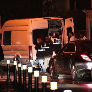 Les enquêteurs turcs quittent la résidence du consul saoudien à Istanbul après une perquisition, tôt jeudi matin. [EPA - Sedat Suna]