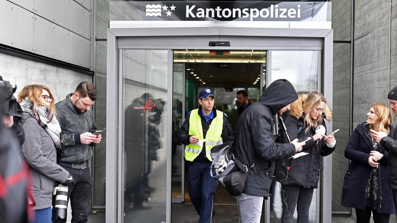 Les représentants des médias attendent devant le bâtiment de la police cantonale argovienne, à Schafisheim où se tient le procès, ce mardi 13 mars 2018. [EPA KEYSTONE - WALTER BIERI]