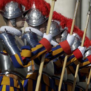 Dimanche 1er avril: Les gardes suisses en haie d'honneur pour l'arrivée du pape à la messe de Pâques au Vatican. [Keystone - AP Photo/Andrew Medichini]