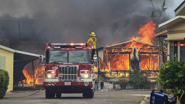 Les pompiers luttent contre près de 60 incendies massifs sur toute la Côte Ouest. [Keystone/The San Diego Union-Tribune via AP - Eduardo Contreras]