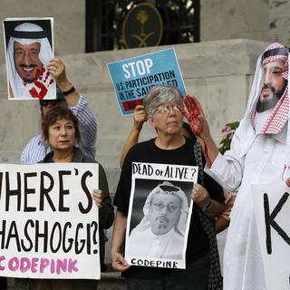 Des gens réclamant des réponses sur la disparition du journaliste Jamal Khashoggi. [AP/Keystone - Jacquelyn Martin]